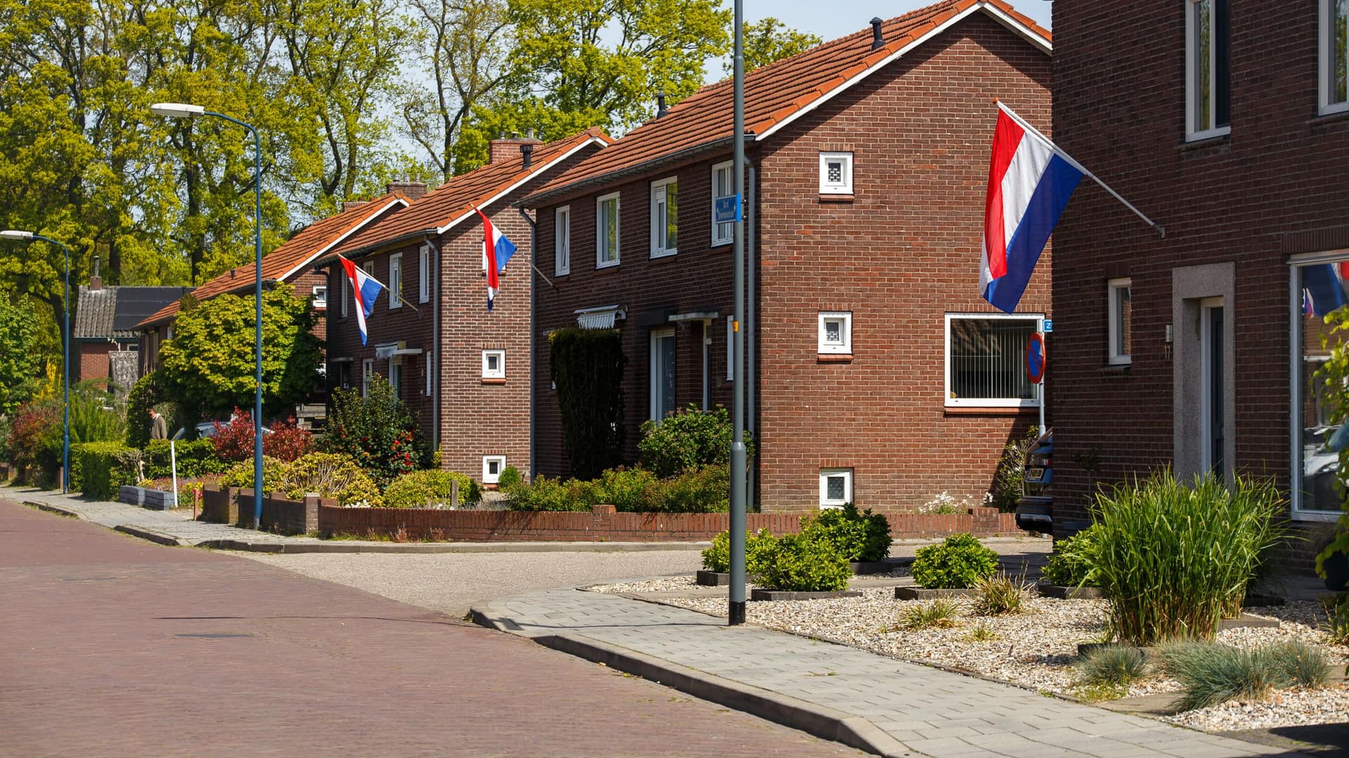 Straat met bakstenen woningen in Noord-Holland